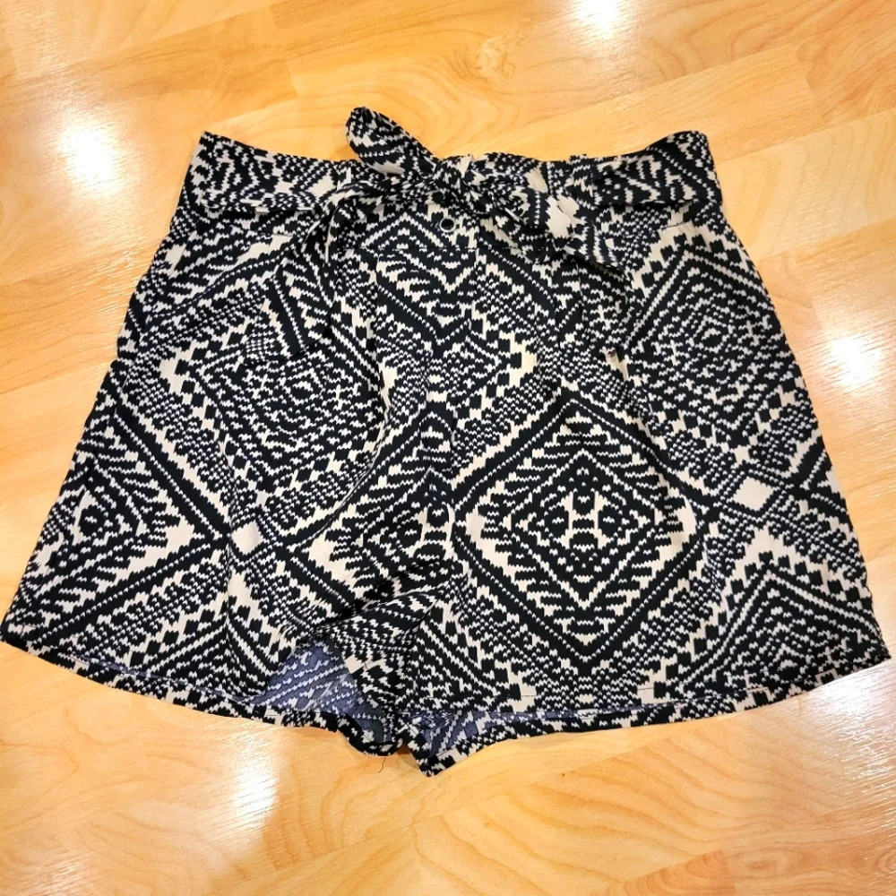 Monteau High Waist patterned black shorts size small